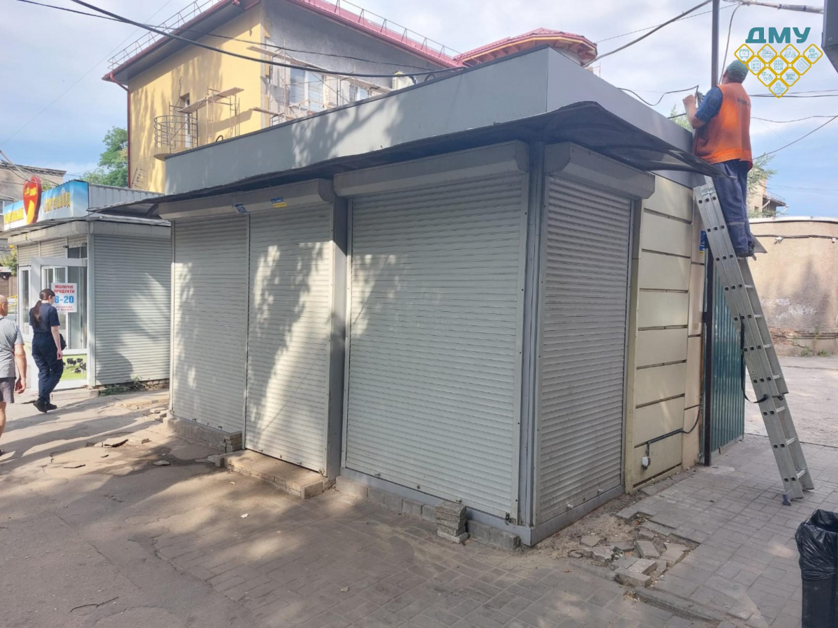 Недоречна споруда - з проспекту в історичному районі Запоріжжя прибрали нелегальний кіоск (фото)