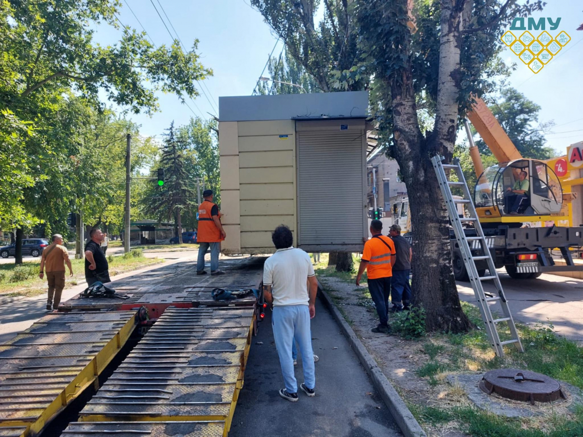 Недоречна споруда - з проспекту в історичному районі Запоріжжя прибрали нелегальний кіоск (фото)