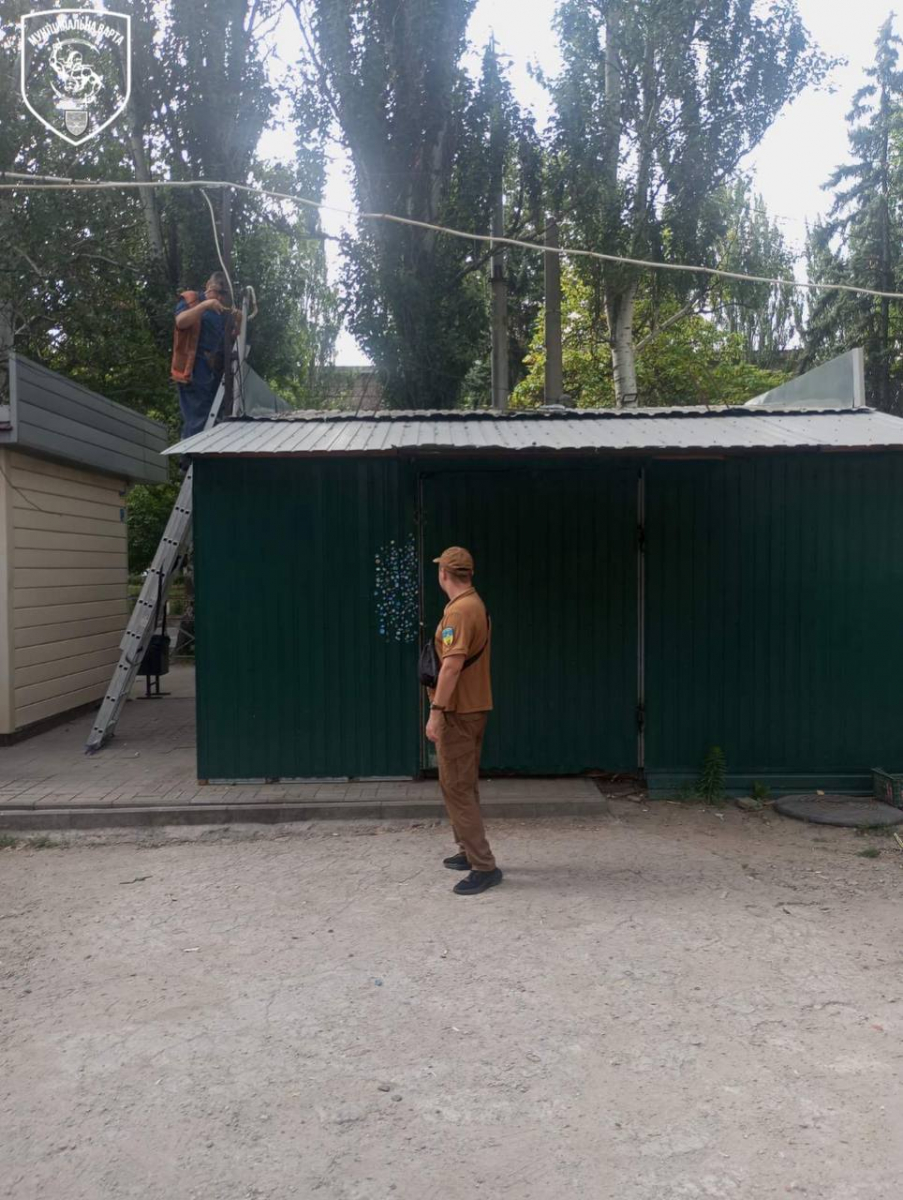 Недоречна споруда - з проспекту в історичному районі Запоріжжя прибрали нелегальний кіоск (фото)