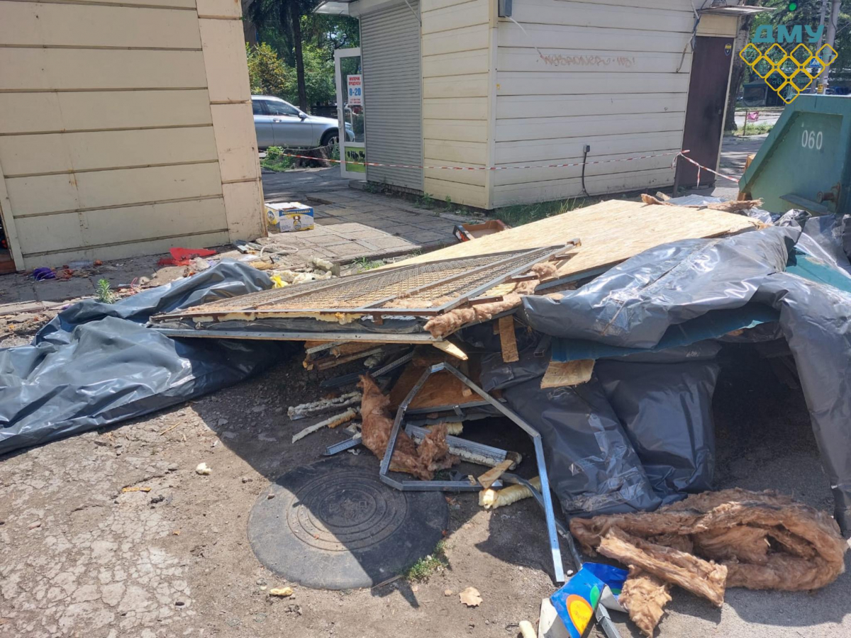 Недоречна споруда - з проспекту в історичному районі Запоріжжя прибрали нелегальний кіоск (фото)