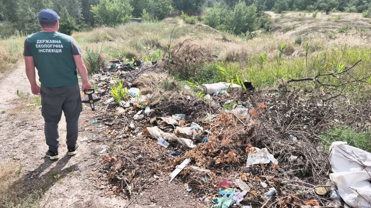 Неподобство на проспекті - в одному з районів Запоріжжя виявили стихійне звалище просто неба (фото)