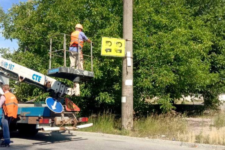 Незаконні вивіски прибрали – Хортицький район Запоріжжя очищують від небезпечного металу (фото)