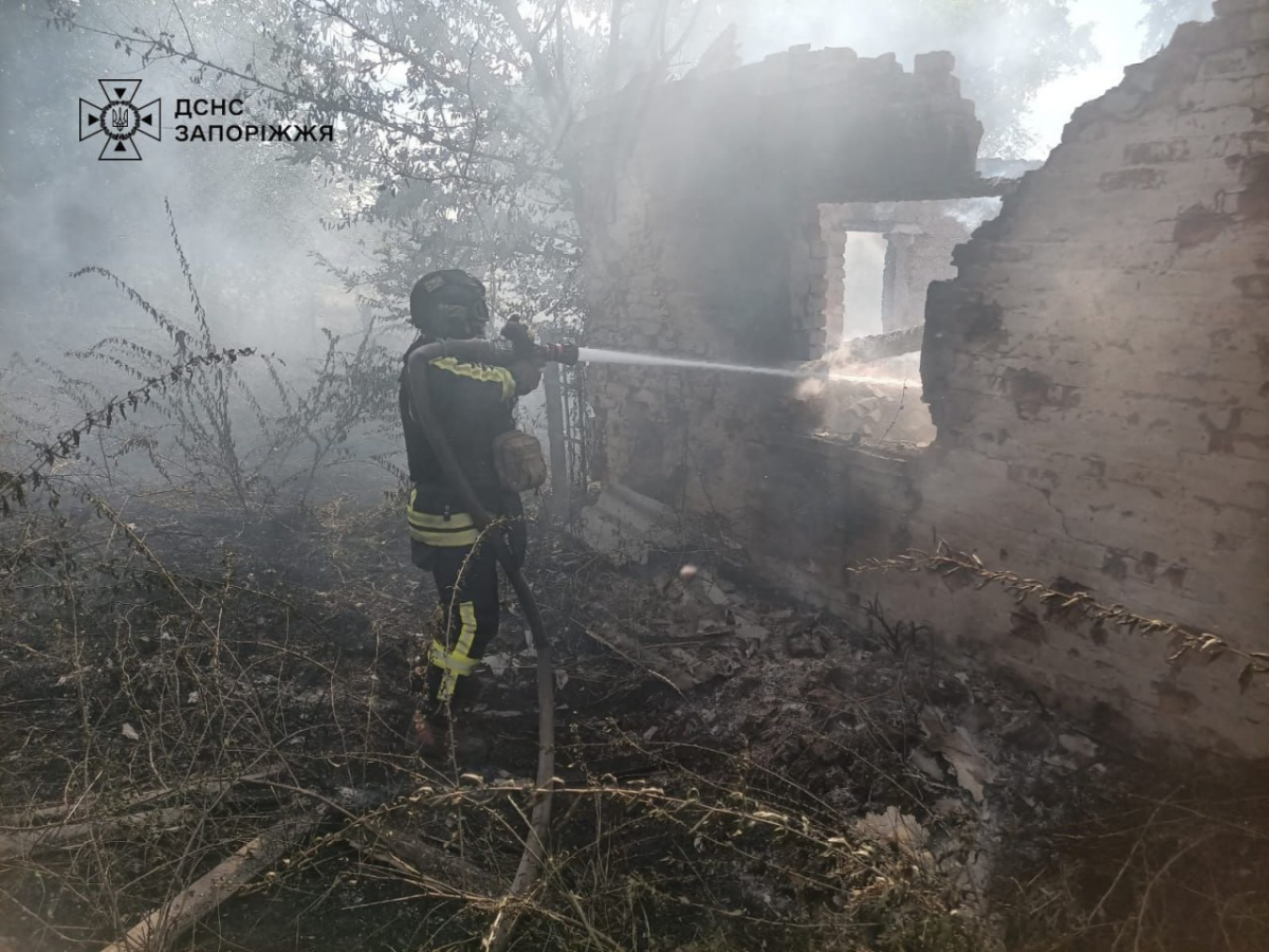 Обстріли спричинили масштабні пожежі — вогонь знищив поле ячменю під Запоріжжям (фото, відео)