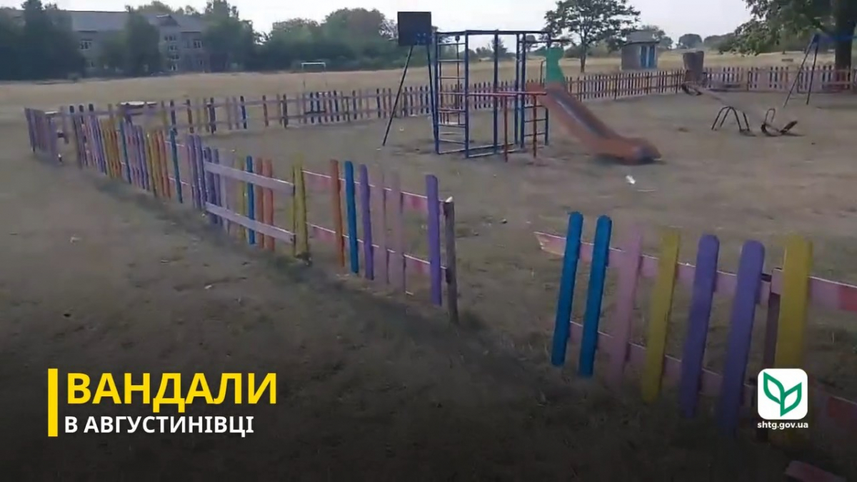 Паркан руйнують щотижня – дитячий майданчик в селі під Запоріжжям страждає від вандалів два роки (відео)
