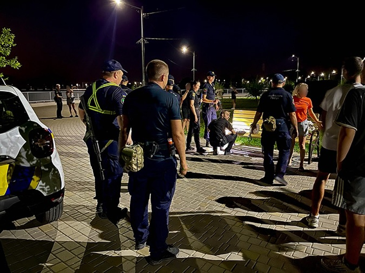 Побив і витяг пістолет - на пляжі в Запоріжжі молодик напав на підлітка (фото)