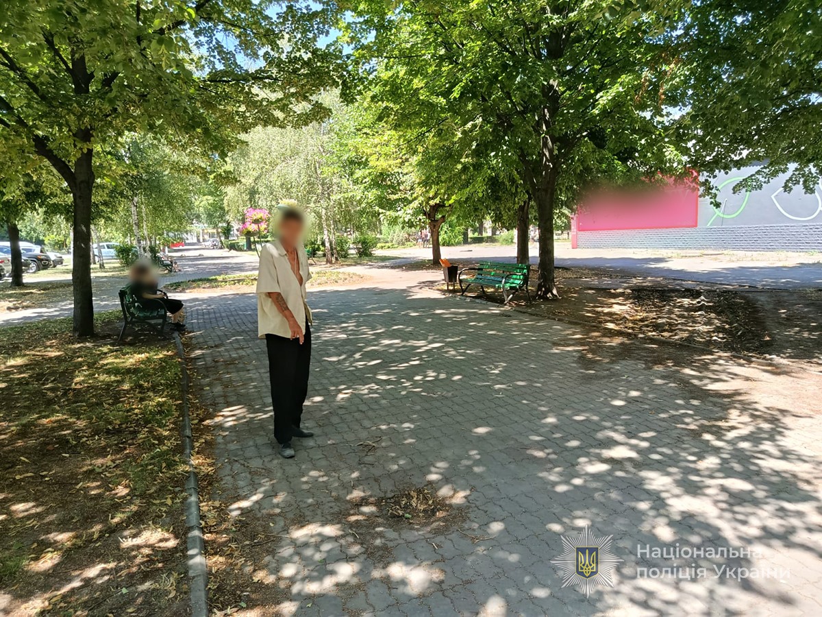 Привітався, вихопив телефон у пенсіонера і втік - у Запоріжжі поліцейські затримали грабіжника (фото)