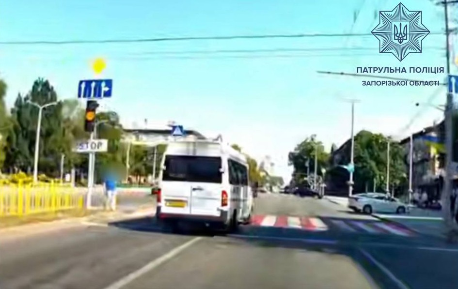 Пронісся на червоне – у Запоріжжі водія маршрутки притягнули до відповідальності (фото, відео)