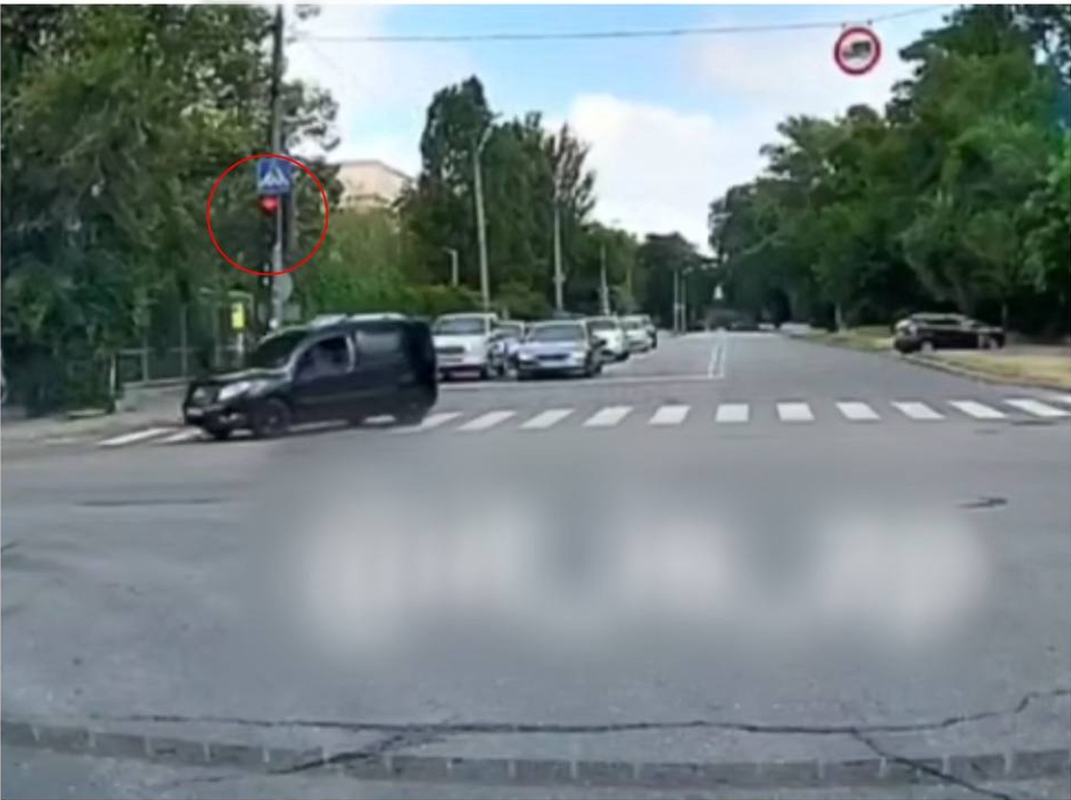 Проскочити не вдалося - у запорізького водія, який проїхав на червоне, знайшли фальшиві номери