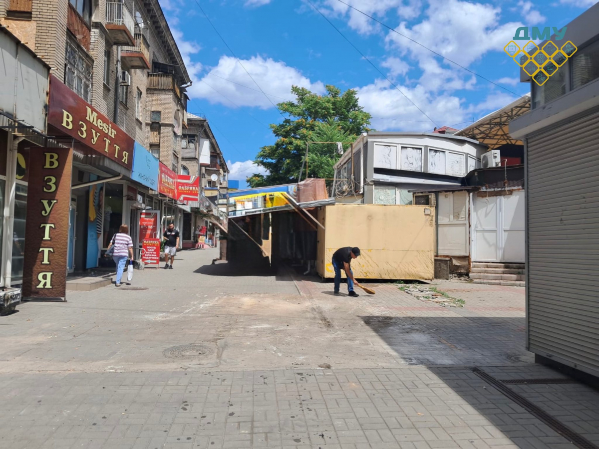 Шашлики та бургери - в центрі Запоріжжя знесли нелегальний МАФ (фото)