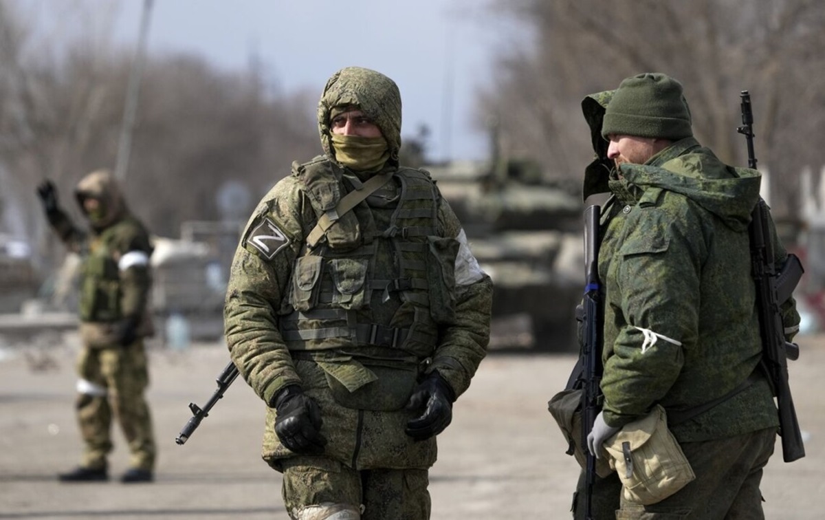 Тактика "випаленої землі" - окупанти знищили позиції в Кам’янському, тривають бої за Плавні