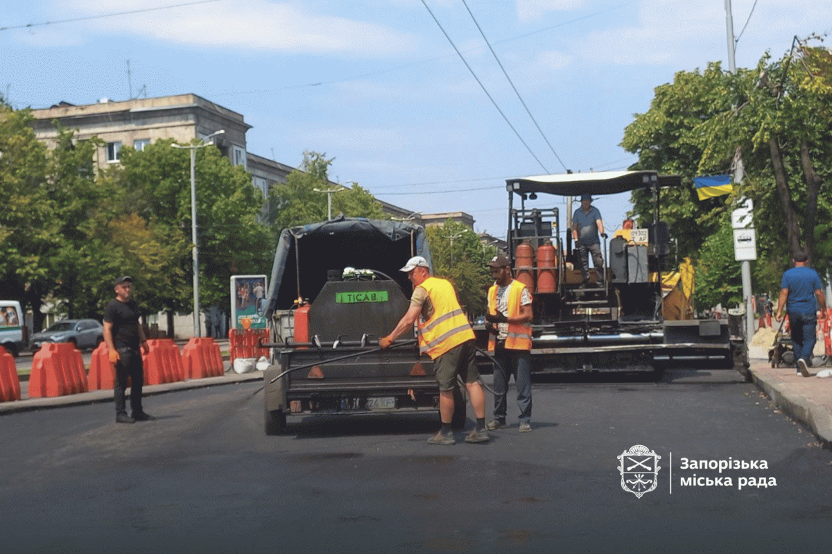Таємнича знахідка вплинула на строки - у Запоріжжі два тижні ремонтували комунікації, які постраждали внаслідок обстрілу (фото)