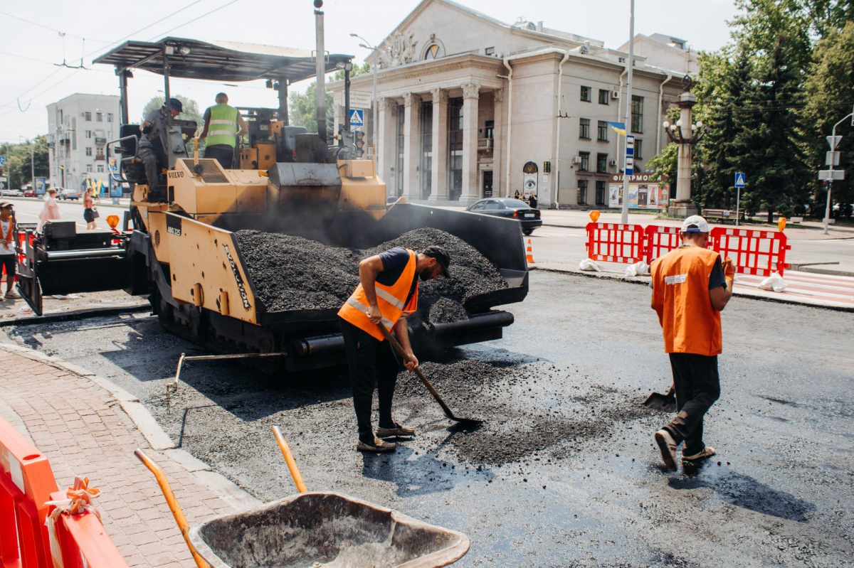 Таємнича знахідка вплинула на строки - у Запоріжжі два тижні ремонтували комунікації, які постраждали внаслідок обстрілу (фото)
