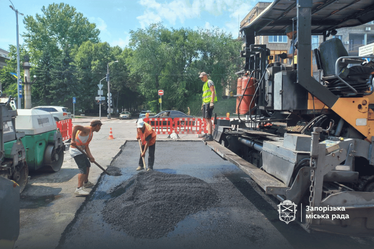 Таємнича знахідка вплинула на строки - у Запоріжжі два тижні ремонтували комунікації, які постраждали внаслідок обстрілу (фото)