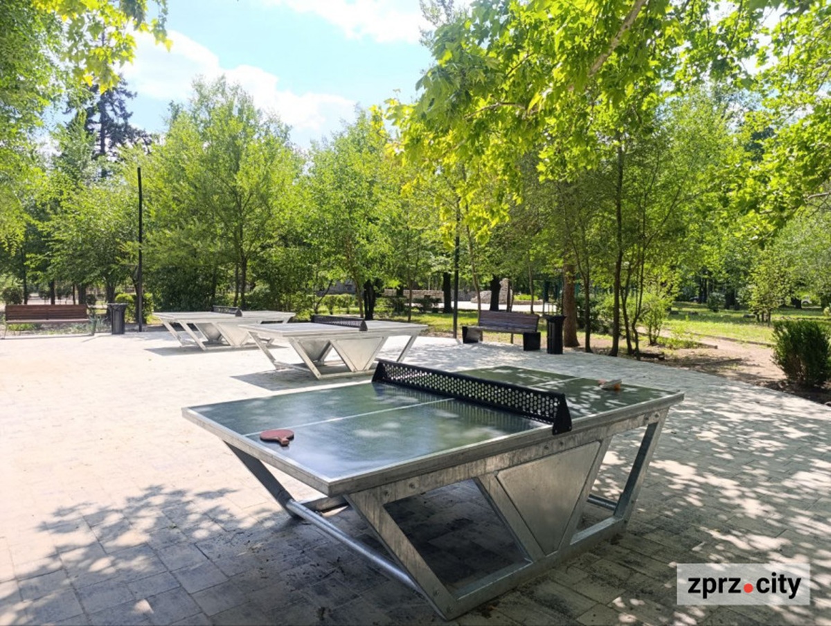Теніс під кронами дерев - у запорізькому парку з'явилася стильна локація для гри та відпочинку (фото)