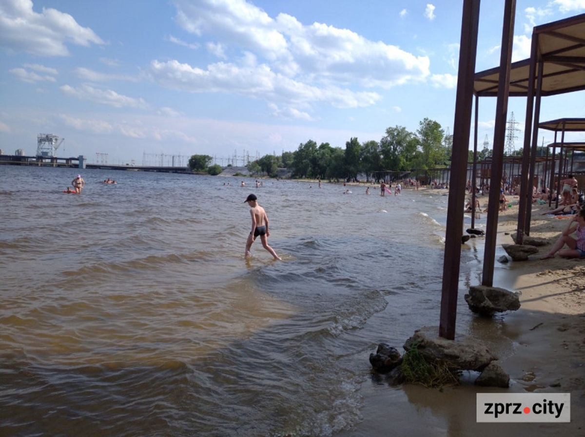 Тіло виявили діти - на пляжі в Запоріжжі потонув чоловік