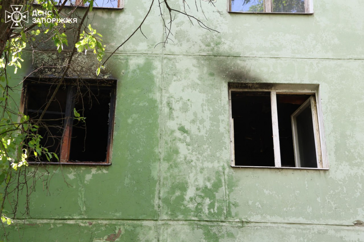 Трагедія в Запоріжжі - пожежа в багатоповерхівці забрала життя пенсіонера, жінку вдалося врятувати (фото)