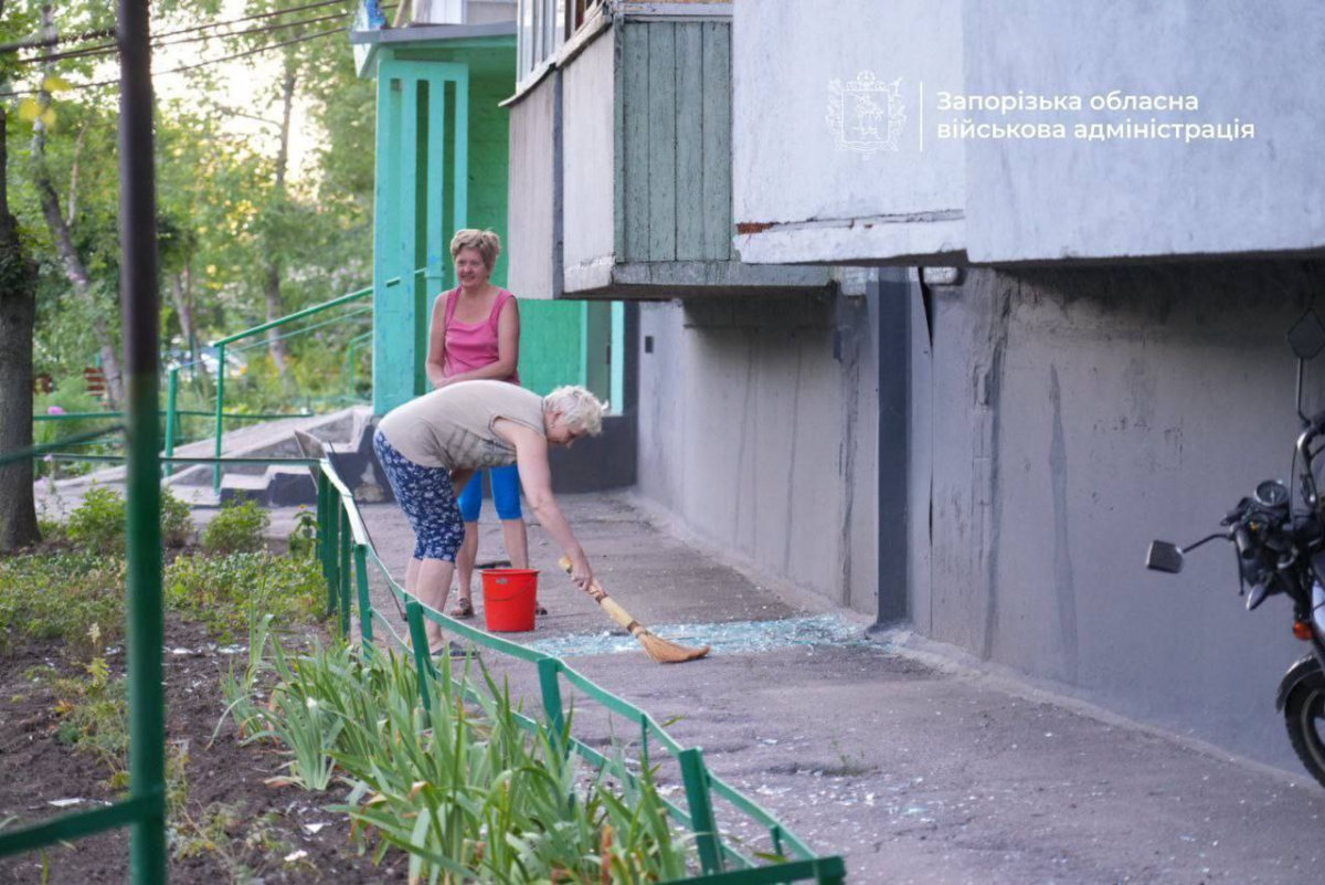Три жінки постраждали — ворог масовано вдарив по Запорізькій області дронами та "градами" (фото)