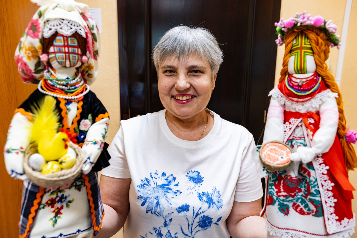 Творчість, що рятує: як фахівчиня Запоріжсталі створює ляльки-мотанки у вишиванках