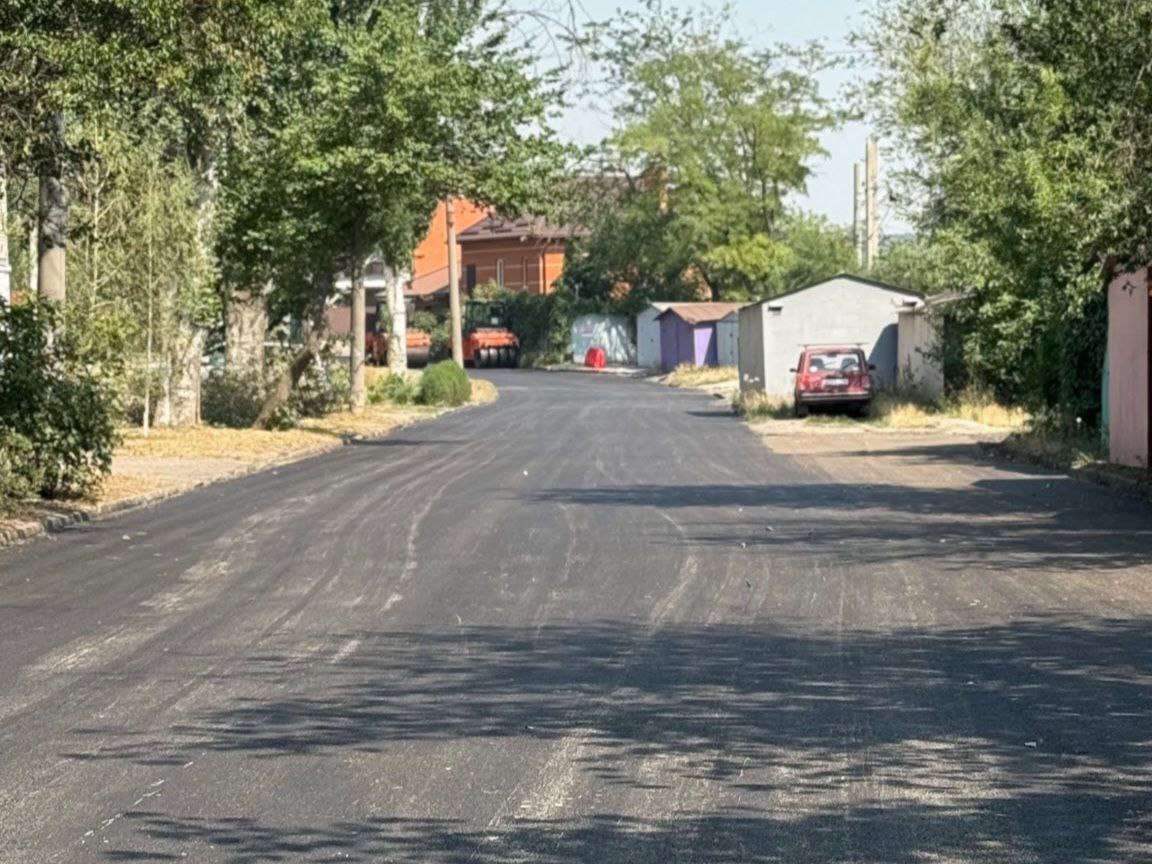 У Комунарському районі оновлюють асфальт на дорогах – де саме (фото)