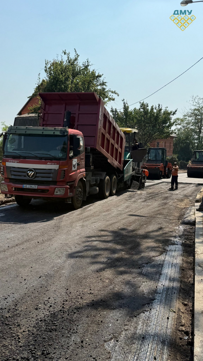У Комунарському районі оновлюють асфальт на дорогах – де саме (фото)