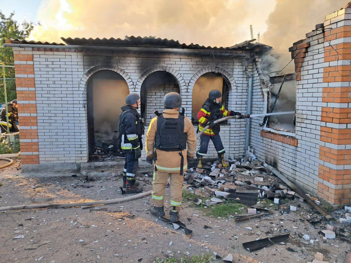 У селі Запорізької області горів склад із зерном - рятувальники розповіли про наслідки ворожих обстрілів (фото)