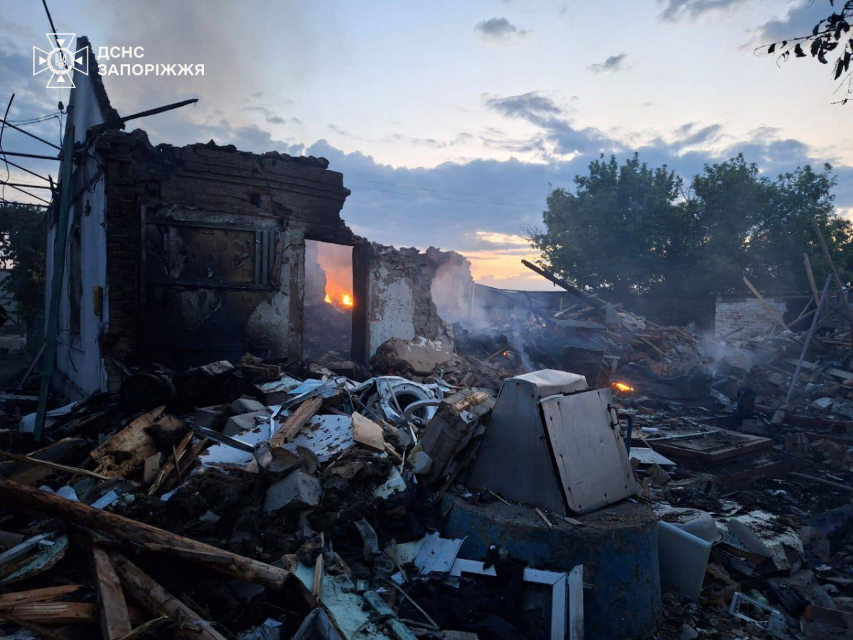 У селі Запорізької області горів склад із зерном - рятувальники розповіли про наслідки ворожих обстрілів (фото)