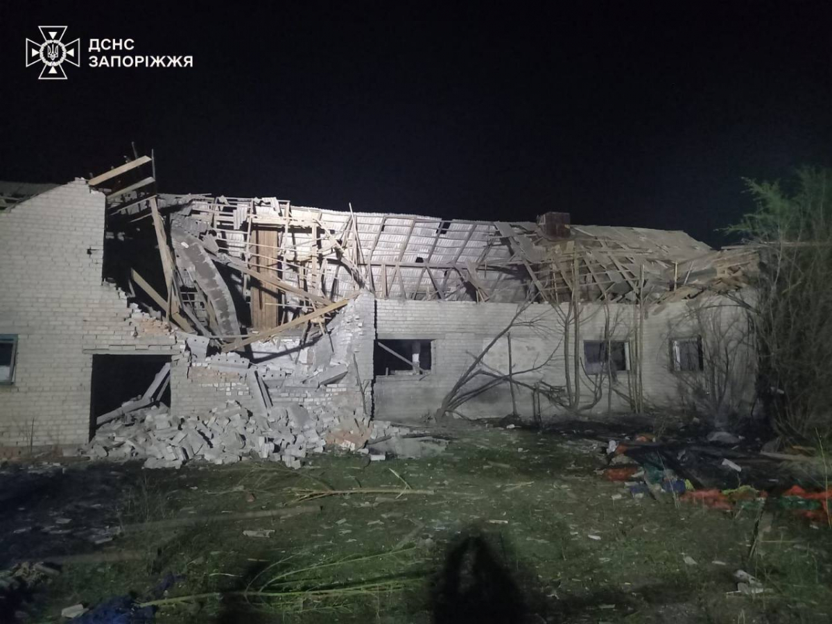 У селі Запорізької області горів склад із зерном - рятувальники розповіли про наслідки ворожих обстрілів (фото)
