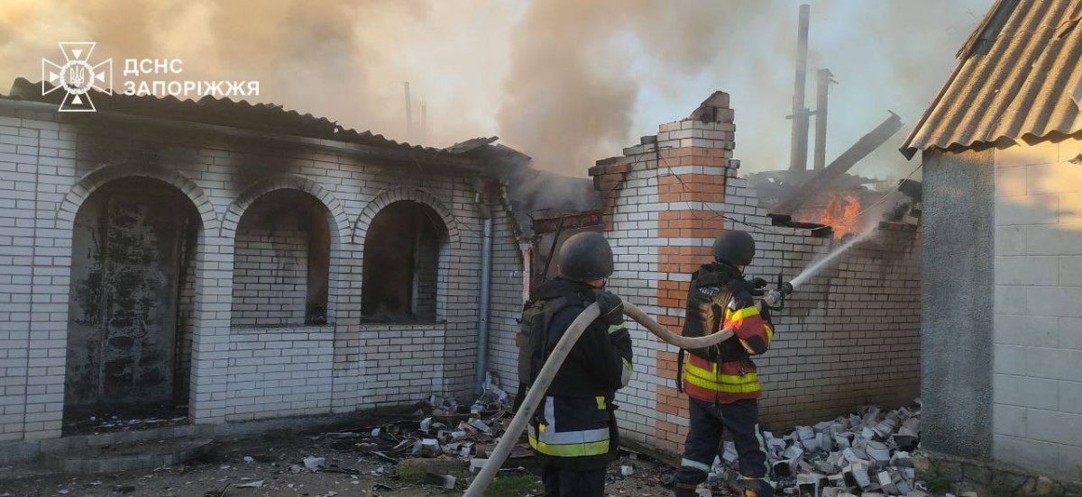 У селі Запорізької області горів склад із зерном - рятувальники розповіли про наслідки ворожих обстрілів (фото)