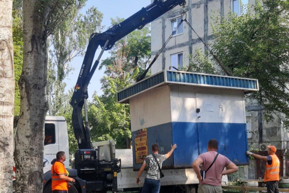 У Запоріжжі без дозволу поставили кіоск для ремонту взуття - комунальники знесли незаконний МАФ (фото)
