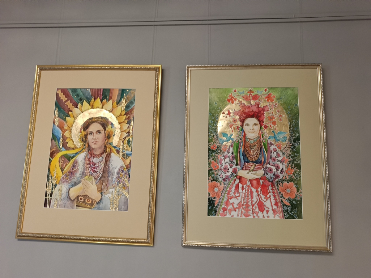 У Запоріжжі колишній палац культури завісили рушниками і вишитими писанками (фото)