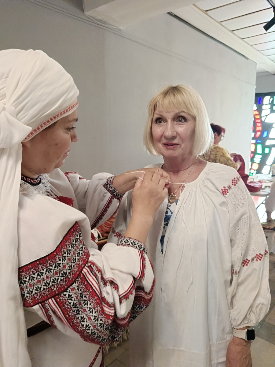 У Запоріжжі колишній палац культури завісили рушниками і вишитими писанками (фото)