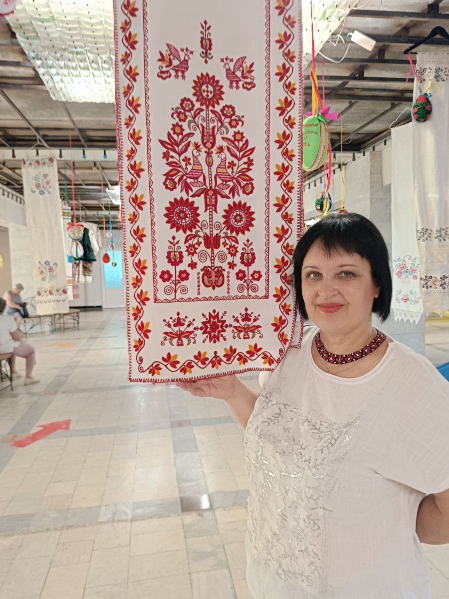 У Запоріжжі колишній палац культури завісили рушниками і вишитими писанками (фото)