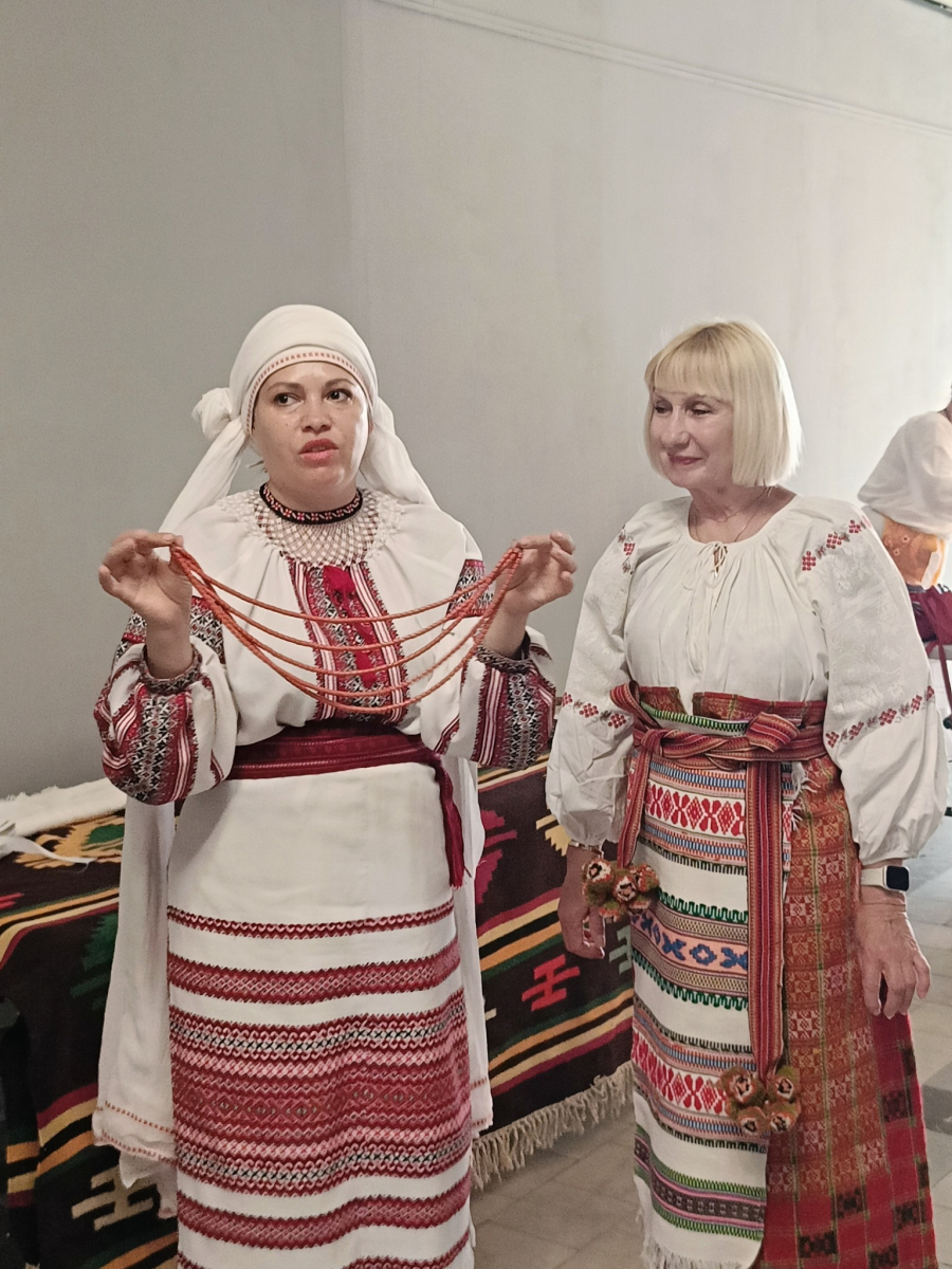 У Запоріжжі колишній палац культури завісили рушниками і вишитими писанками (фото)