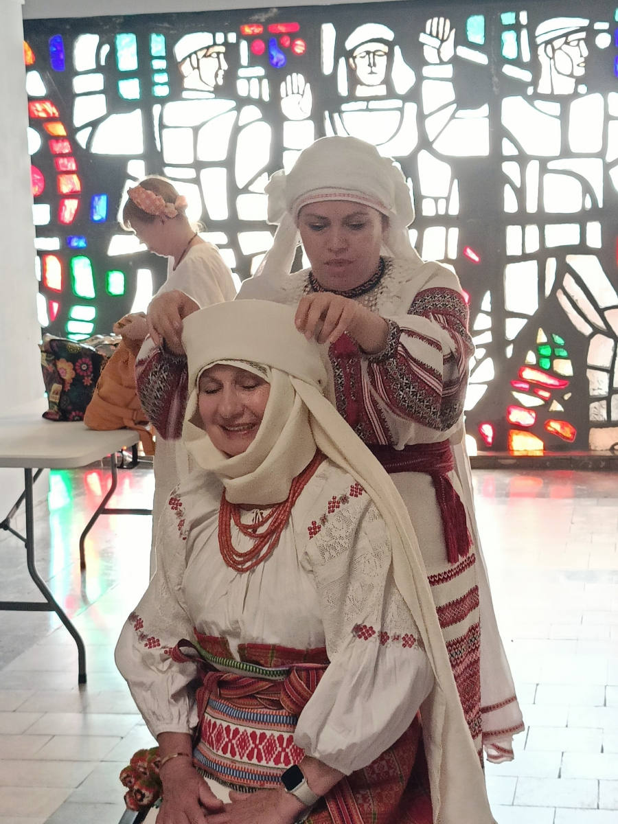 У Запоріжжі колишній палац культури завісили рушниками і вишитими писанками (фото)