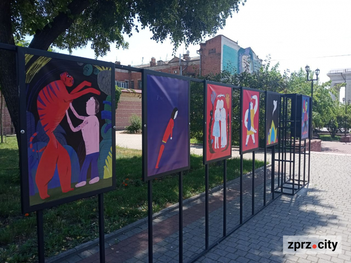 У Запоріжжі відкрили виставку плакатів воєнного часу - фото з однієї з найкрасивіших локацій 