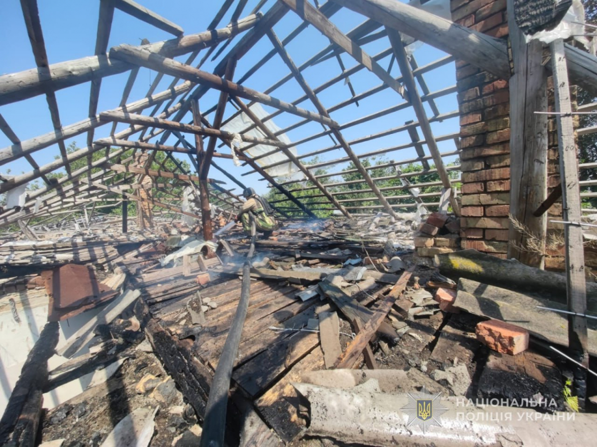 Вдарили по будинках з артилерії - у Запорізькій області під час ворожого обстрілу поранення отримала літня жінка (фото)
