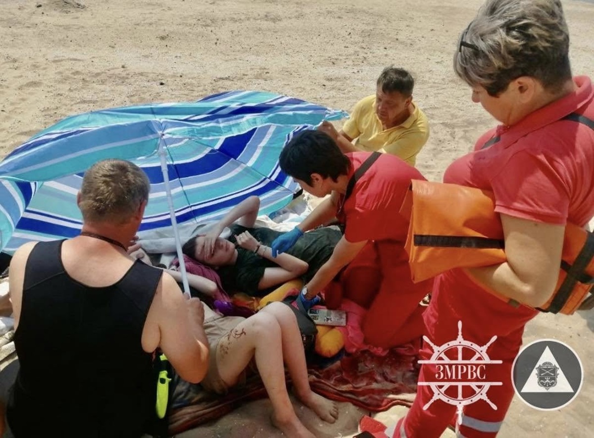 Витягли з води в останній момент - на Центральному пляжі в Запоріжжі врятували чотирьох підлітків (фото)
