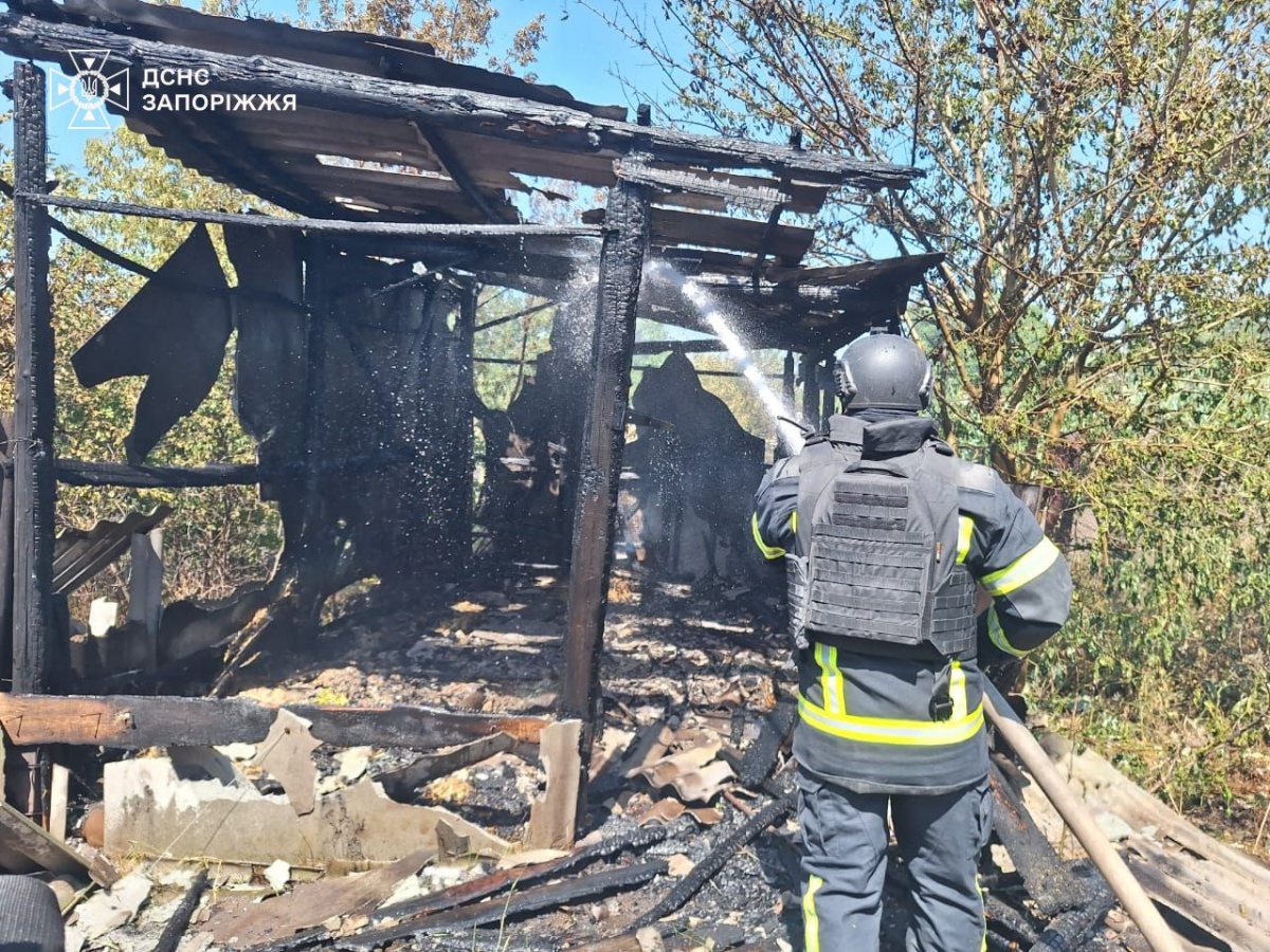 Внаслідок ворожих обстрілів у Запорізькій області горіло п'ять житлових будинків - фото