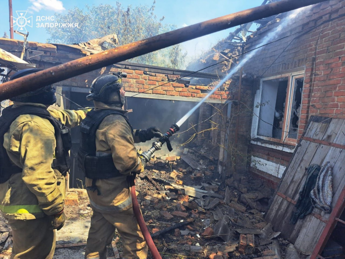 Водій дивом встиг вистрибнути з авто - ворог полює на мирних людей у Запорізькій області, є поранені