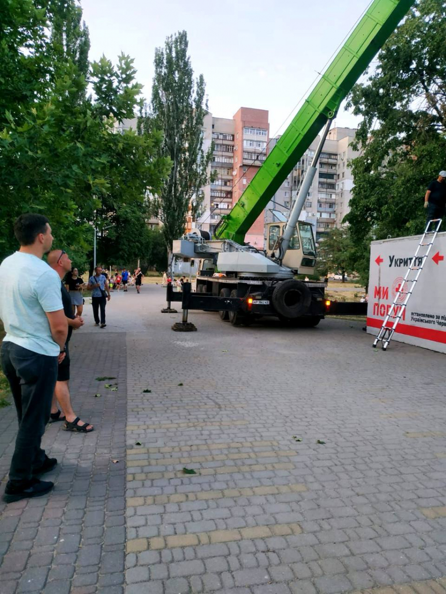 Встановили модульне укриття - в спальному районі Запоріжжя мешканці отримали безпечне сховище в парку (фото)