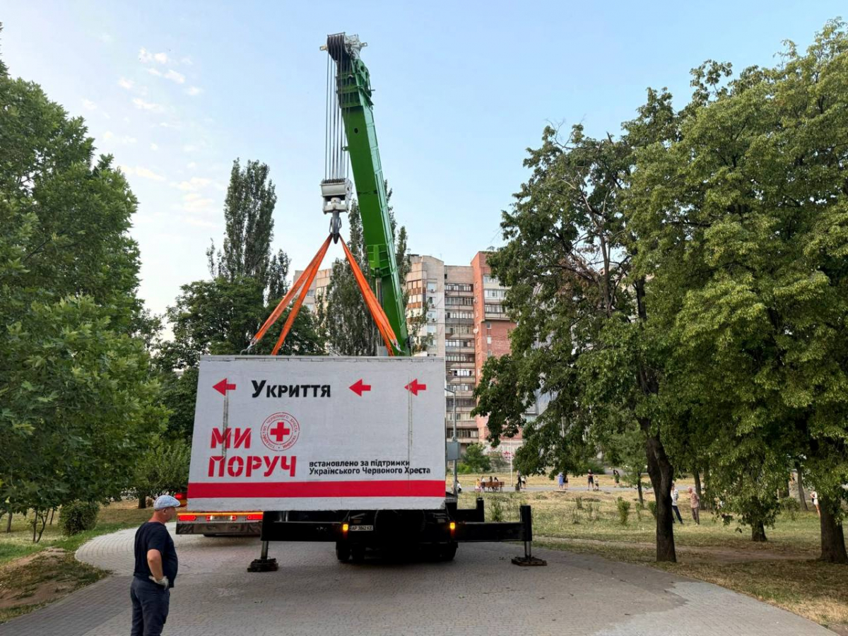 Встановили модульне укриття - в спальному районі Запоріжжя мешканці отримали безпечне сховище в парку (фото)
