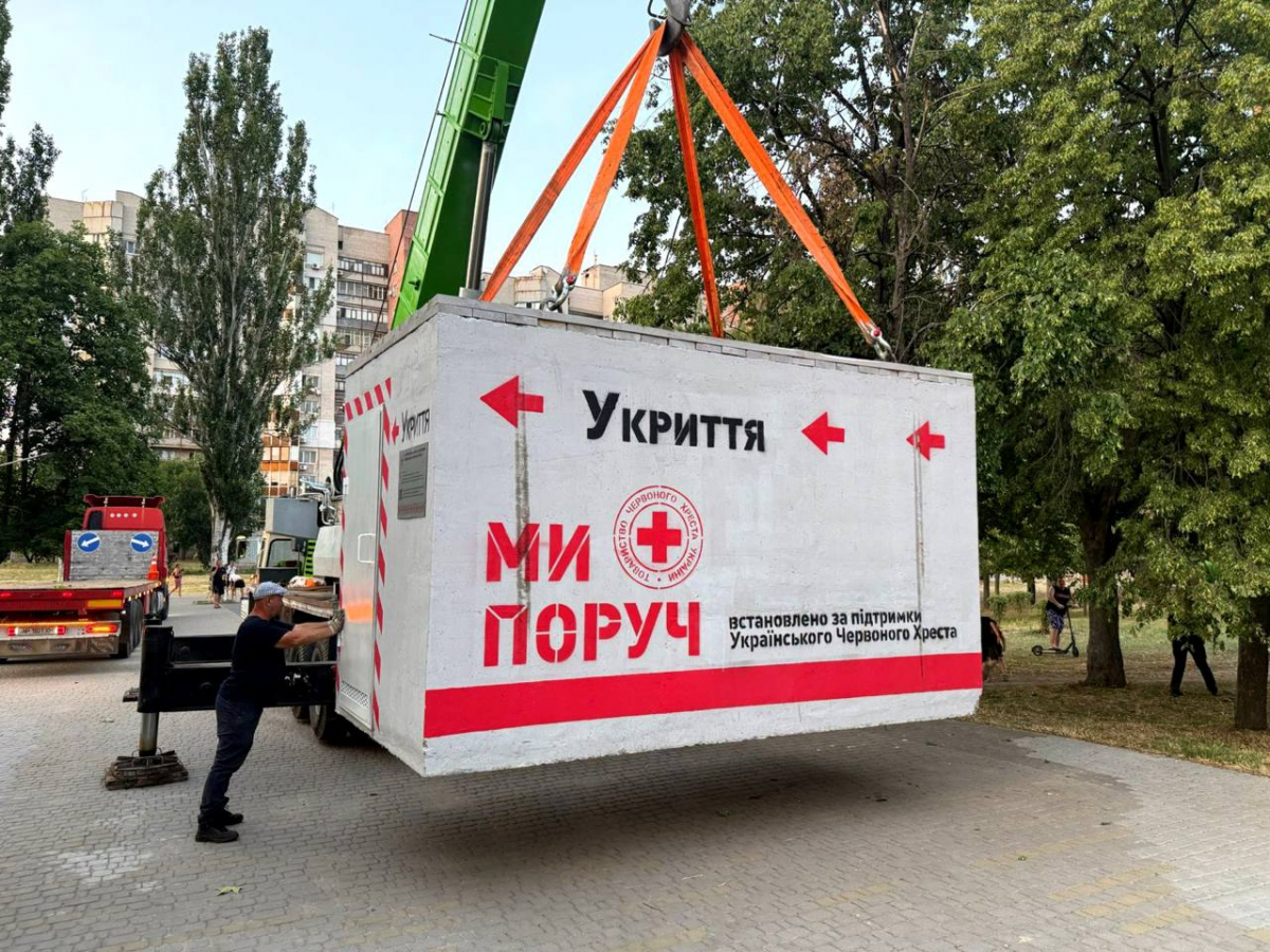Встановили модульне укриття - в спальному районі Запоріжжя мешканці отримали безпечне сховище в парку (фото)