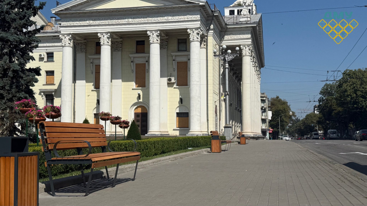 Вздовж центрального проспекту Запоріжжя встановили нові лави (фото)