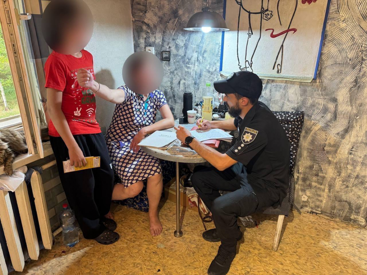 За крок від смерті - у Запоріжжі врятували підлітків, які залізли на вантажний вагон (фото)