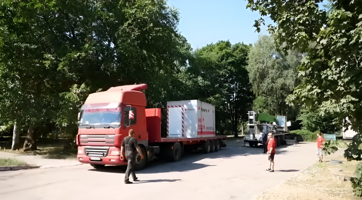 Захистить від уламків та ударної хвилі - у Вільнянську біля дитячого центру встановили мобільне укриття (фото)
