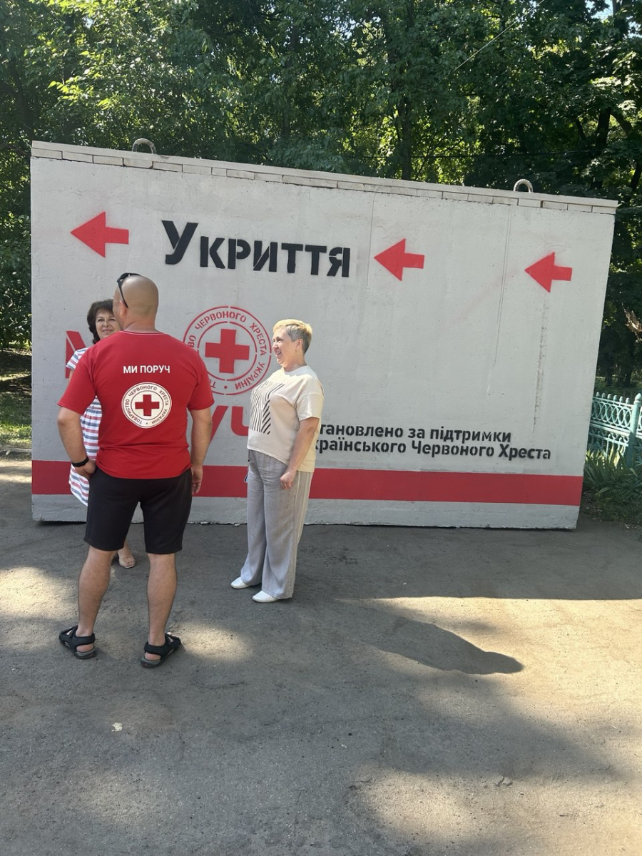 Захистить від уламків та ударної хвилі - у Вільнянську біля дитячого центру встановили мобільне укриття (фото)