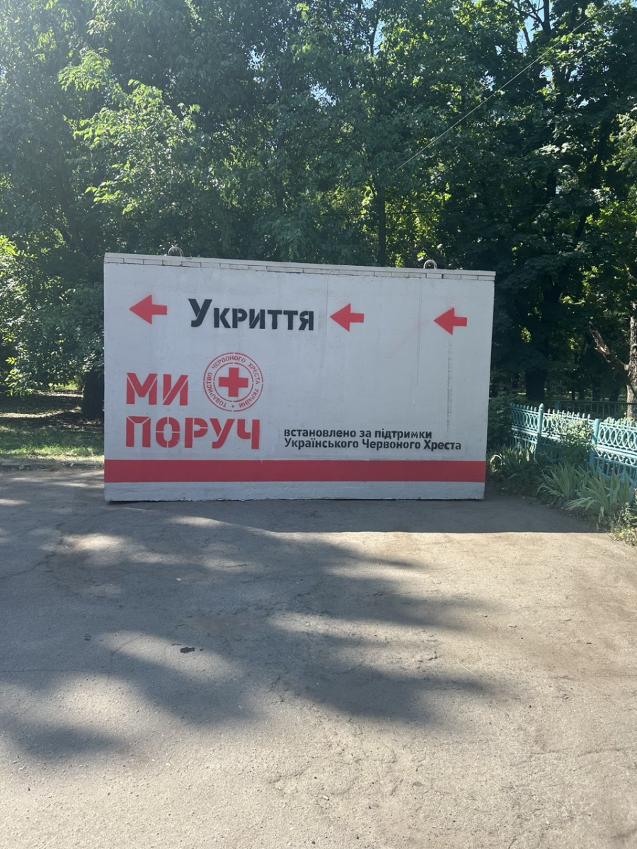 Захистить від уламків та ударної хвилі - у Вільнянську біля дитячого центру встановили мобільне укриття (фото)