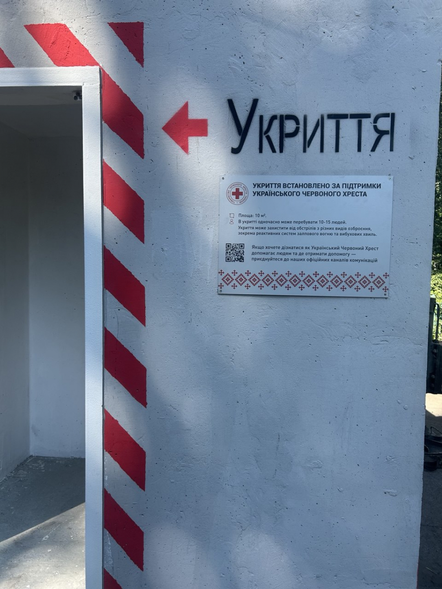 Захистить від уламків та ударної хвилі - у Вільнянську біля дитячого центру встановили мобільне укриття (фото)