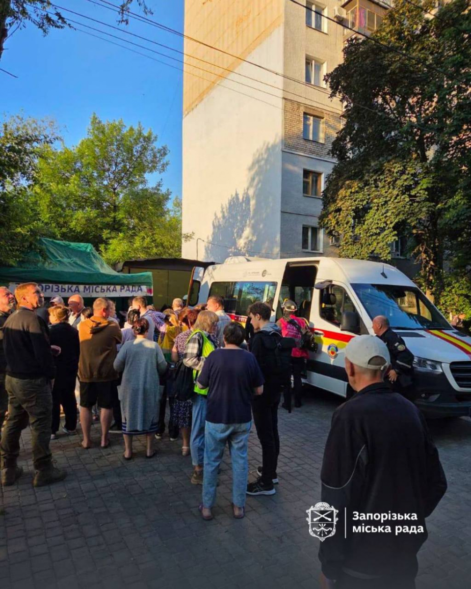 Завдали чотири удари - внаслідок нічного обстрілу росіян Запоріжжя та Запорізького району пошкоджено будинки та підприємство (фото, відео)