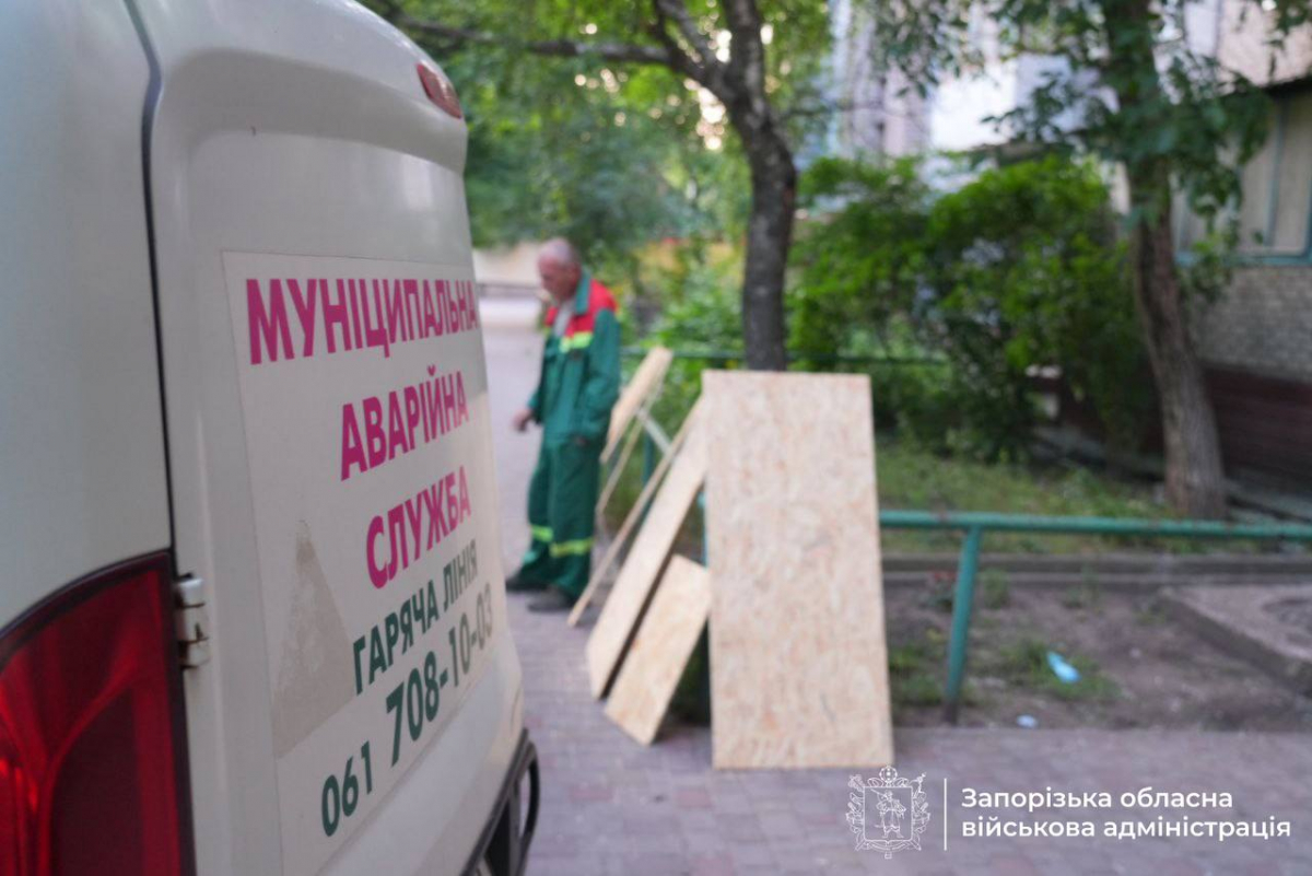 Завдали чотири удари - внаслідок нічного обстрілу росіян Запоріжжя та Запорізького району пошкоджено будинки та підприємство (фото, відео)